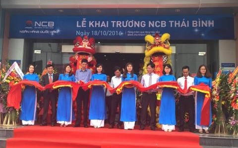 NCB THAI BINH OFFERS MANY ATTRACTIVE GIFTS TO CUSTOMERS IN THE EVENT OF THE OPENING CEREMONY